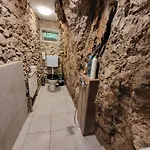 Under Rock Guesthouse *